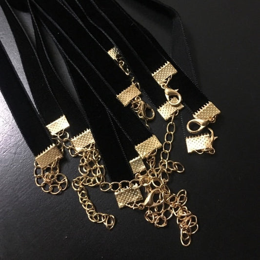 Triquetra Charm Choker