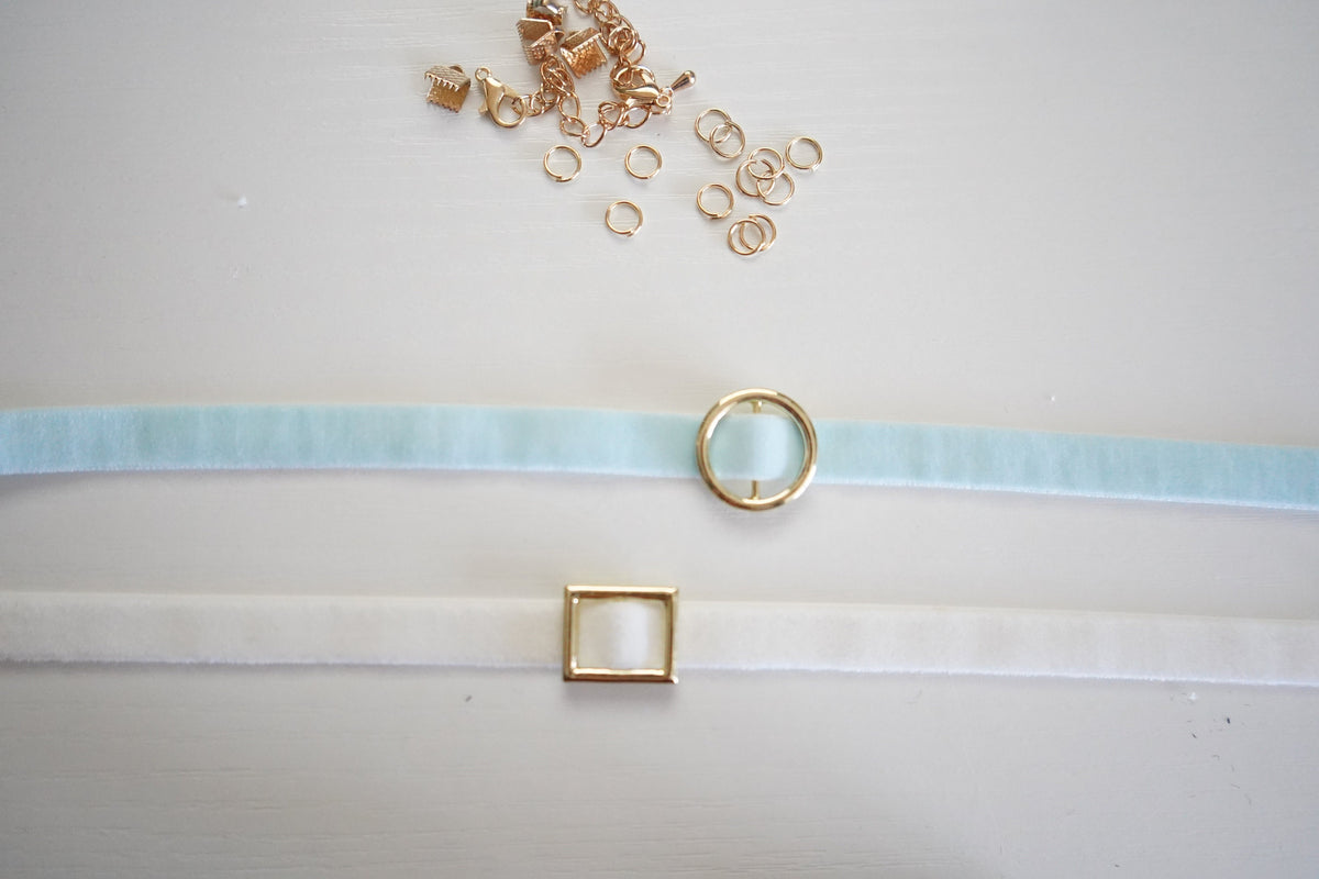 Circle Slide Charm Choker (Customizable Material Color)