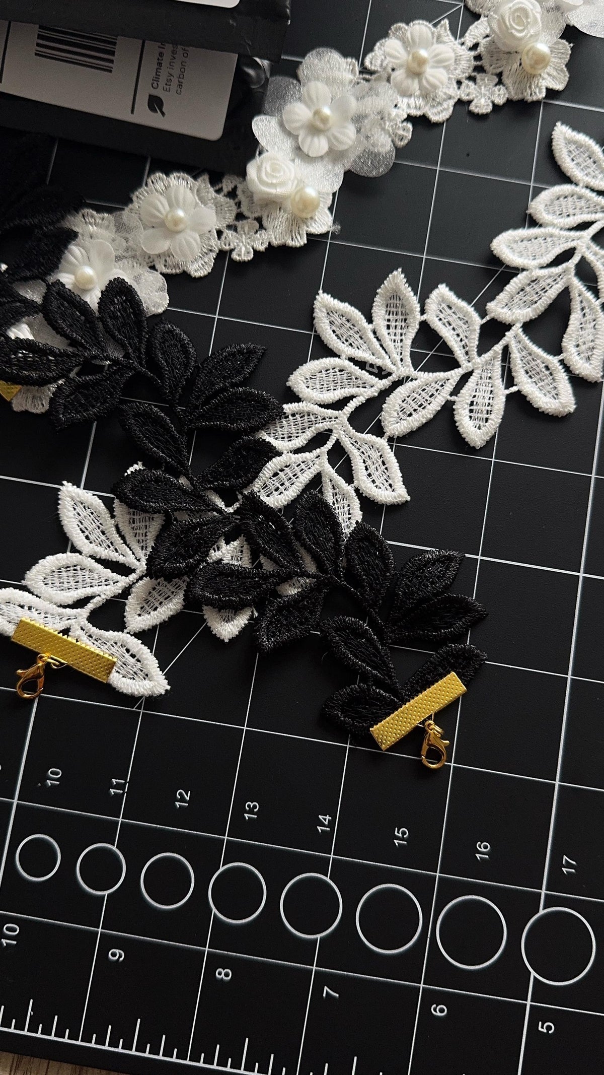 Elegant Leaves Lace Choker