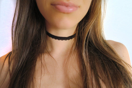 Scalloped Elastic Choker