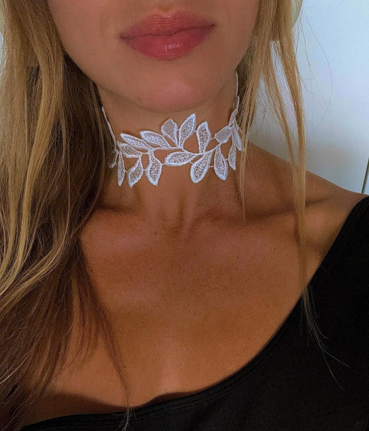Elegant Leaves Lace Choker